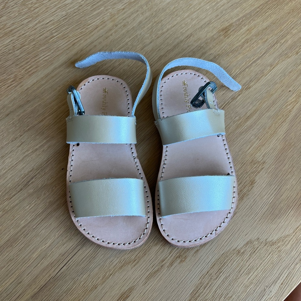 Freshly Picked Sanibel Sandel Platinum Size 6 New